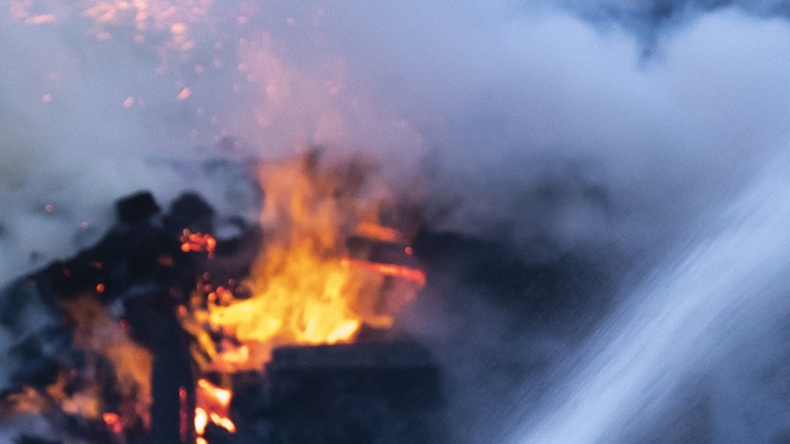 Весь балкон в огне: Очевидцы сняли пожар в многоэтажке на юго-западе Москвы