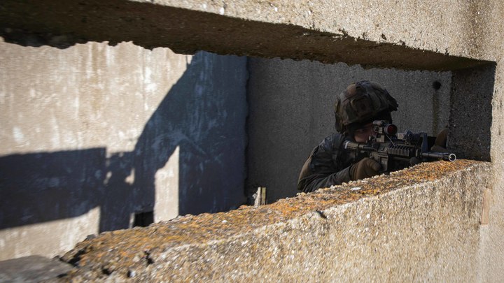 Русские военные взяли в плен украинских морских пехотинцев в момент, когда они добивали своих