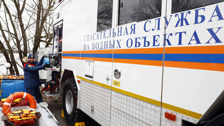 Три машины оказались подо льдом в Северодвинске