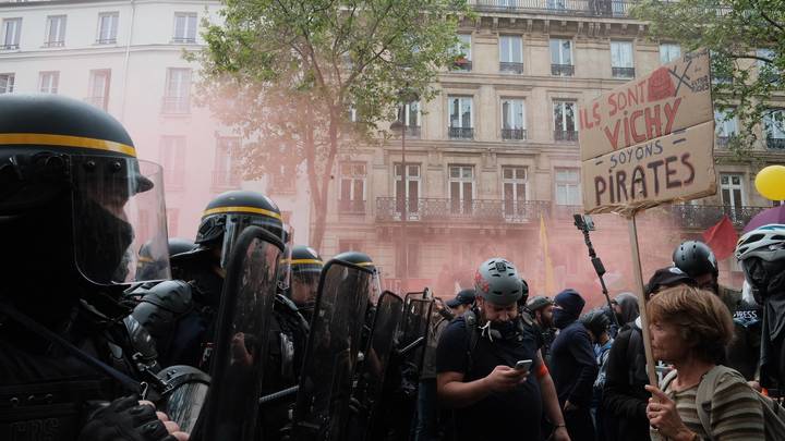 Во Франции началась первомайская демонстрация: более 15 задержанных, водомёты и слезоточивый газ