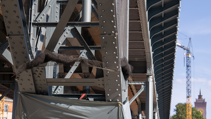 В Дрездене крупный участок моста обвалился в Эльбу