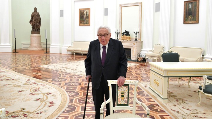 Зеленский раскритиковал Киссинджера за то, что предложил Украине уступить России