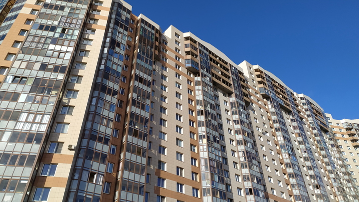 Под Петербургом ищут супермена, который выжил, упав с высоты на припаркованное авто