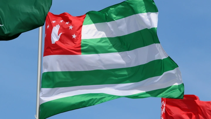 Глава Фонда кино Абхазии призвал отказаться от русских туристов