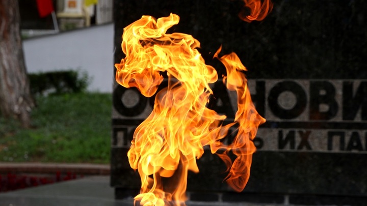 Надругались над Вечным огнём из романтических побуждений: Вандалы с Урала опозорены на всю страну