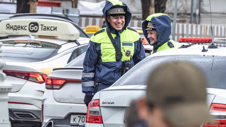На свердловской трассе возникла гигантская пробка из-за ДТП с фурами и цистерной