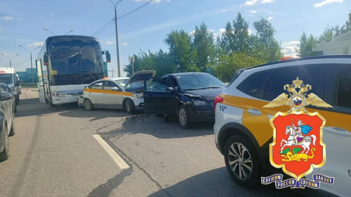 Автобус протаранил шесть легковушек в Домодедове