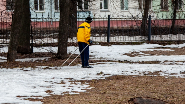 Не зачёт? В Краснокамске физрук заставил учеников техникума бегать в лыжах по траве