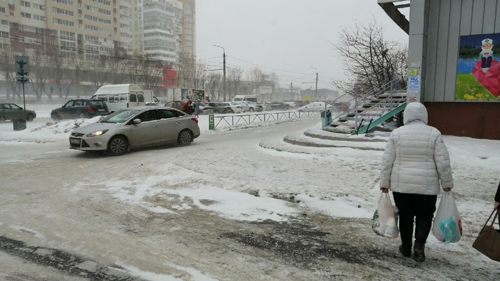 Дорожники просят 5 дней на уборку с улиц Челябинска снега и соли. Горожане против