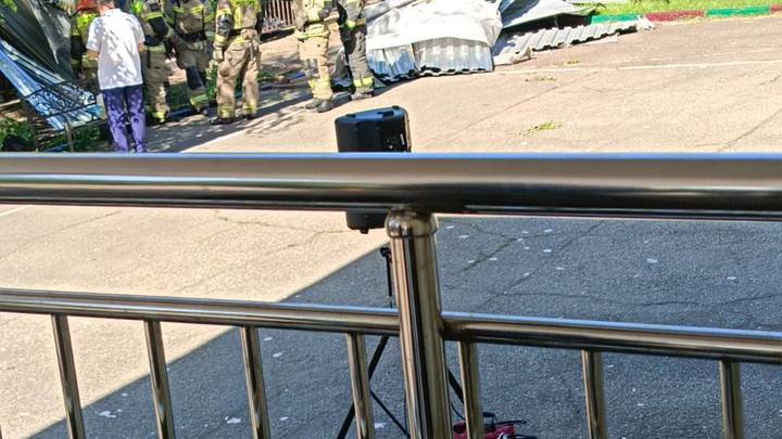 В краснодарской школе №29 перед началом торжественной линейки  ветер снес крышу
