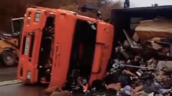 В Новороссийске перевернувшийся мусоровоз перекрыл проезд по трассе М-4 Дон