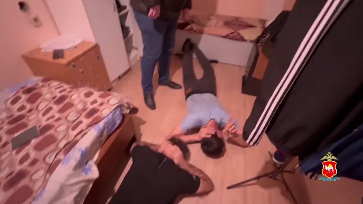 Всем лежать: мигрантов раскидали по полу в гостинице в Челябинске