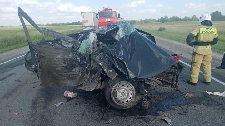 В Курганской области легковой автомобиль расплющило между двух фур