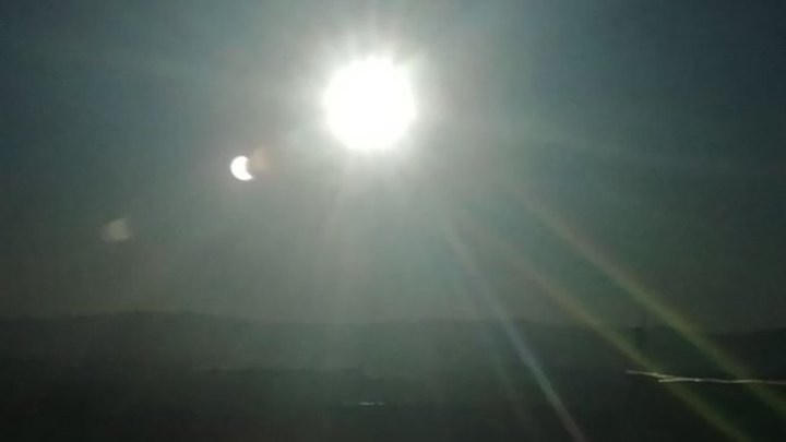 Кузбассовцы наблюдают за солнечным затмением