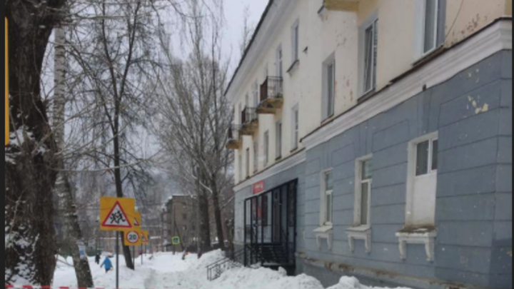 Врачи переводят пострадавшую от глыбы снега женщину из Миньяра в Челябинск