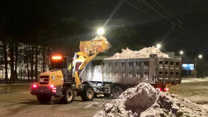 В центре Челябинска дорогу очистили ото льда после коммунальной аварии