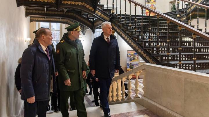 Собянин и Шойгу осмотрели штаб Московского военного округа после реставрации