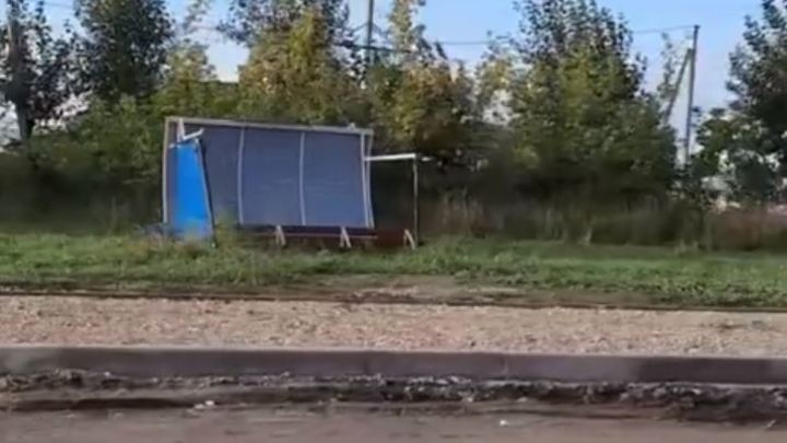 В Кургане порыв ветра свалил остановочные комплексы