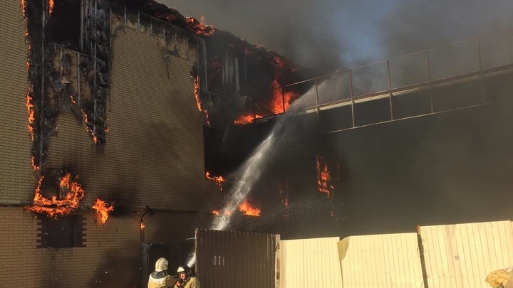 Под Краснодаром тушат торговый центр