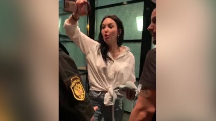 Сотрудница МВД в Приморье угрожала охране ресторана: Вы - мусор!