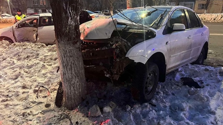 В Самарской области легковушка врезалась в дерево после столкновения с иномаркой
