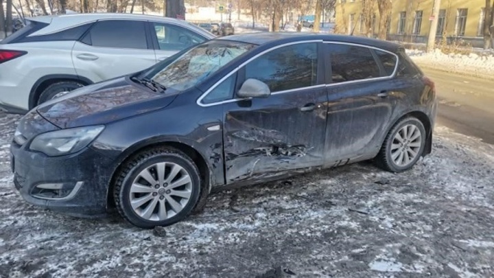 В Самаре в аварии с четырьмя легковушками пострадала девушка