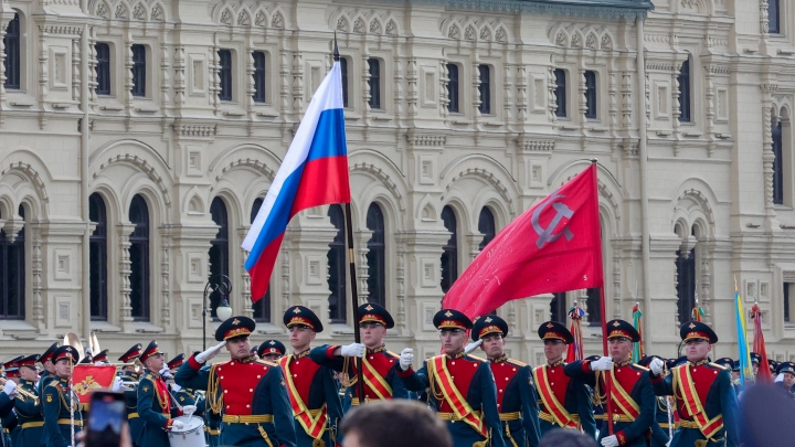 Пятеро смелых вернулись с парада Победы: Евродепутатов дома ждал скандал и расследование