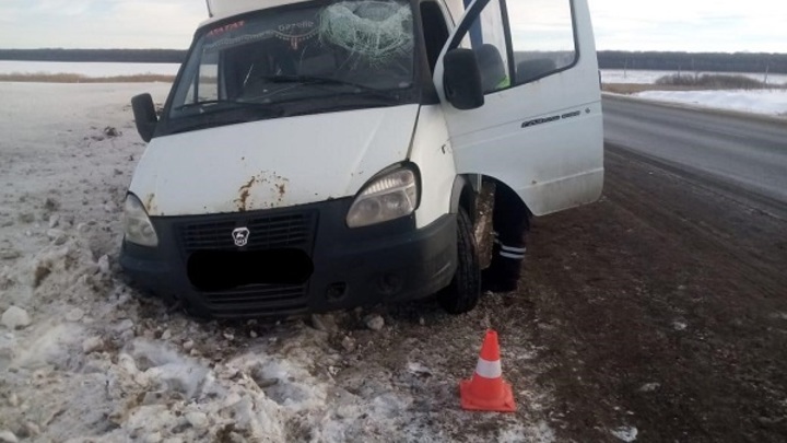 Глыба льда угодила в лобовое стекло ГАЗели на трассе М-5. Пострадал мужчина