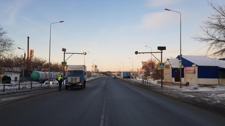 Выскочила на дорогу: в Самаре женщина попала под колёса грузовика