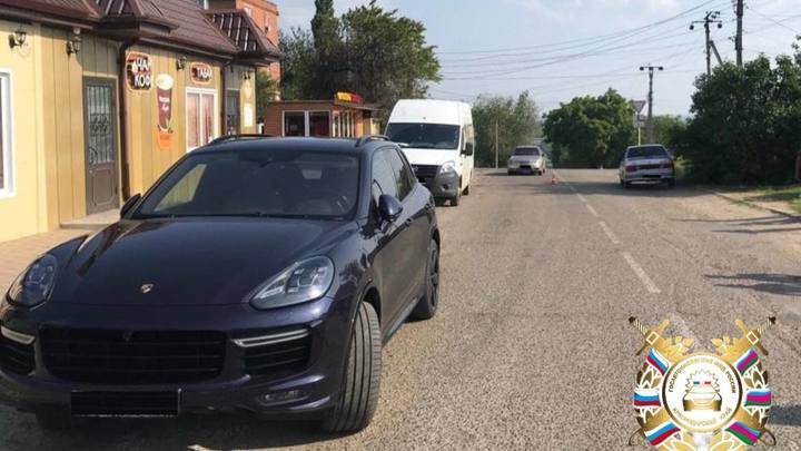 В Кропоткине под колёса Porsche Cayenne попал 5-летний ребёнок