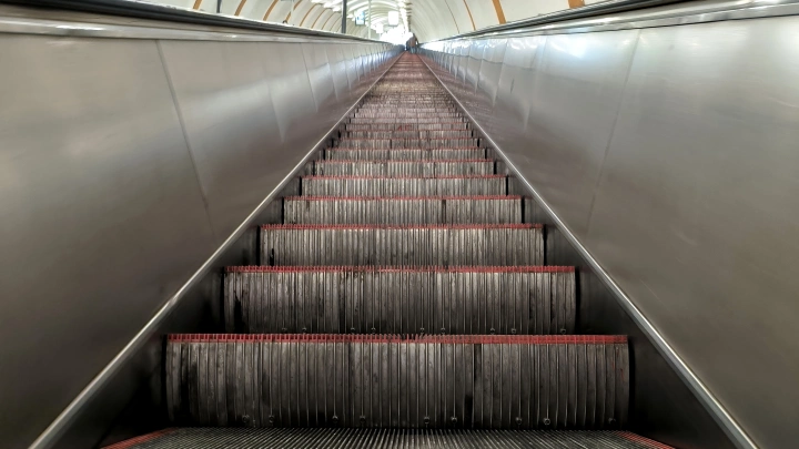 Baza: в Фокино руку ребенка зажевало эскалатором в ТЦ «Меридиан»