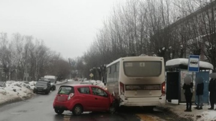В Шуе пенсионер на «Шевроле Спарк» протаранил пассажирский автобус
