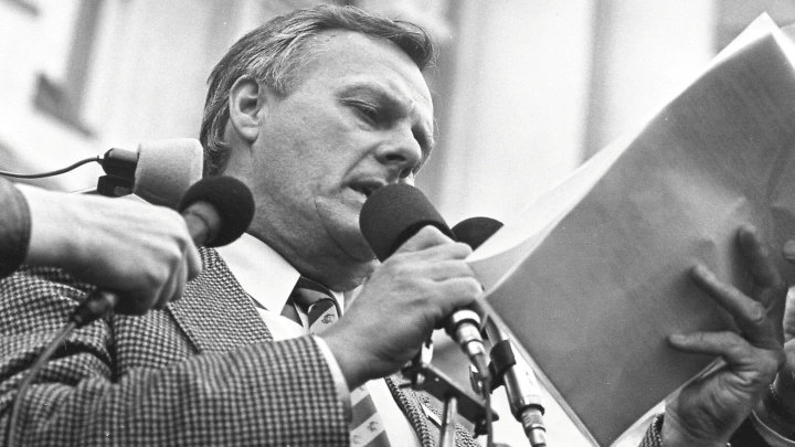 В Новосибирске выставили на продажу автограф Анатолия Собчака за 99 тысяч рублей