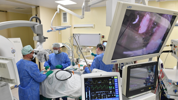 На дверях операционной проявился лик: опубликовано уникальное видео из госпиталя