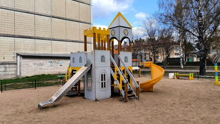В городе Оби под Новосибирском ребёнок разбил голову на детской площадке