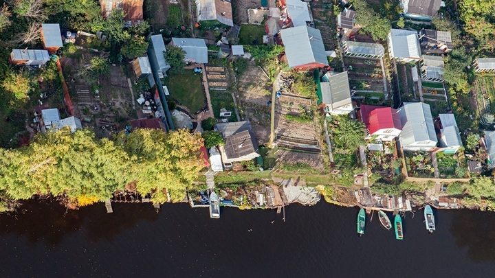 За баньку и сарай - штраф: Юрист рассказал, как защитить постройки и деньги