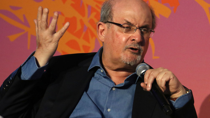 Писатель Салман Рушди, чьей смерти желал Иран, подвергся нападению в Нью-Йорке