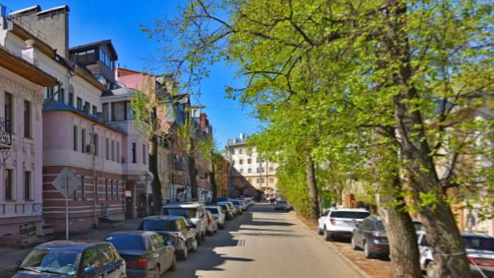 В Нижнем Новгороде художница разбросала кукольные головы