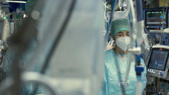 В горящем кардиоцентре Благовещенска идёт сложная операция: Вывести людей невозможно