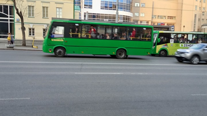 В Екатеринбурге ГИБДД оштрафовала водителя автобуса, который играл в телефон за рулём