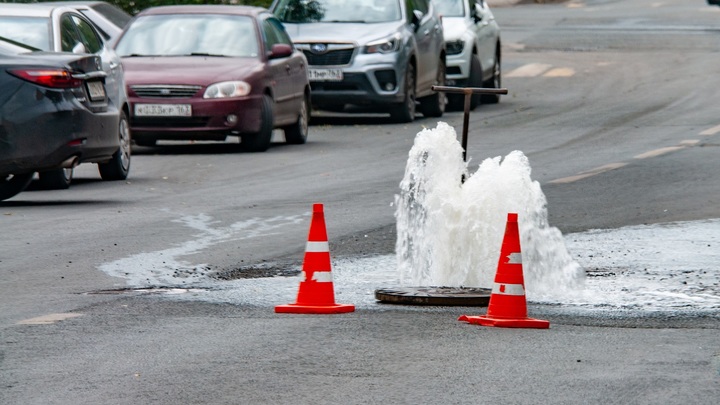 Фонтан с горячей водой забил на проспекте Ленина в Нижнем Новгороде