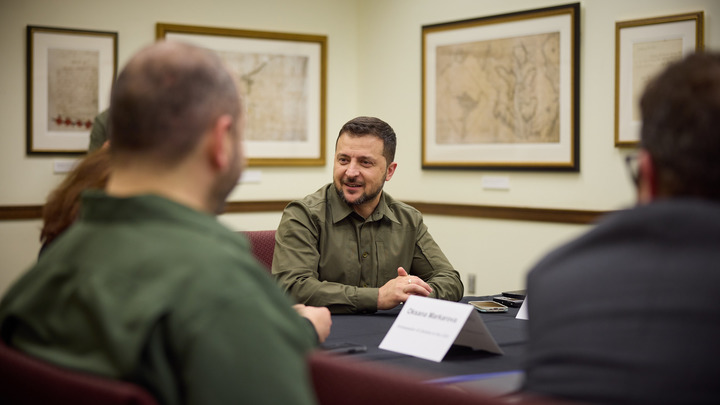 Украинские военные призвали Зеленского сменить одежду цвета хаки на костюм