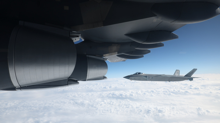 Видны, как мухи на потолке: С-400 рассекретили американские истребители-невидимки