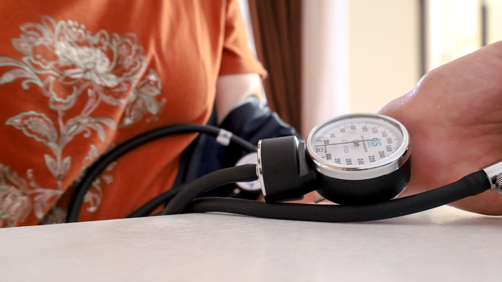 Головокружение, боль, жар и тошнота: Когда мигрень превращается в гипертонию