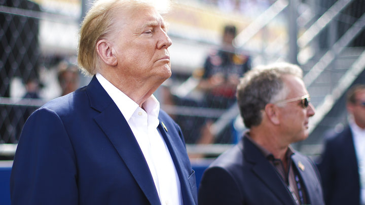 В Дональда Трампа выстрелили во время выступления: Люди кричат, речь пришлось прервать