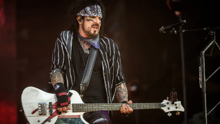 Самолёт известного музыканта протаранил воздушное судно в аэропорту: Погиб человек