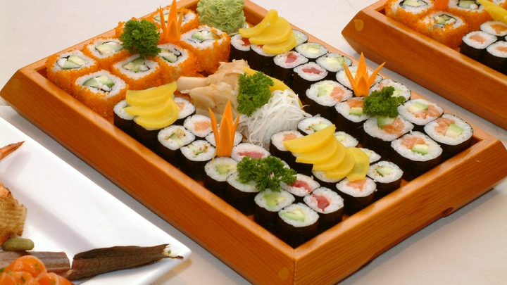 Следственный комитет начал проверку после массового отравления в японском ресторане на Урале