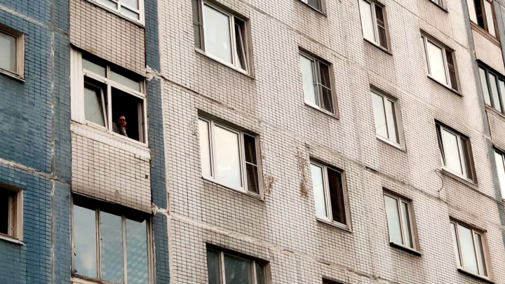 Житель Новосибирска психанул и выбросил вещи из окна на припаркованные машины