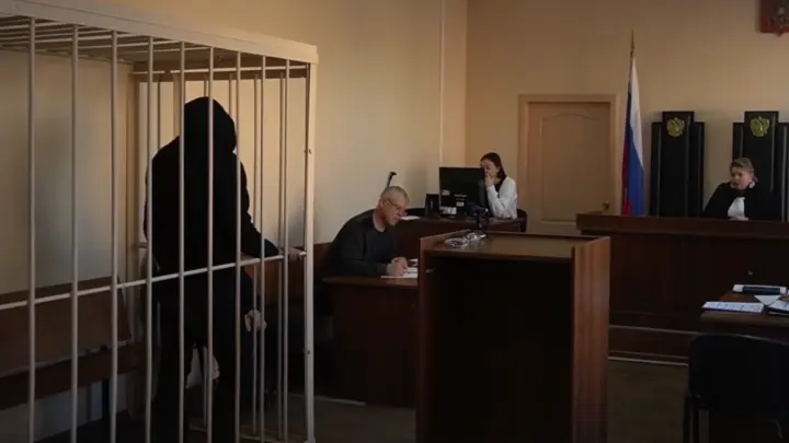 Мигранта, который представлялся сотрудником ФСБ, лишили гражданства и отправили за решетку