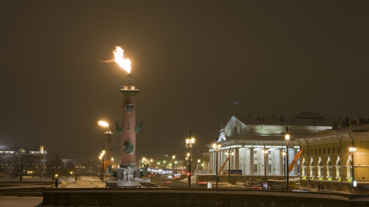 В Петербурге зажгли Ростральные колонны в честь 80-летия снятия блокады